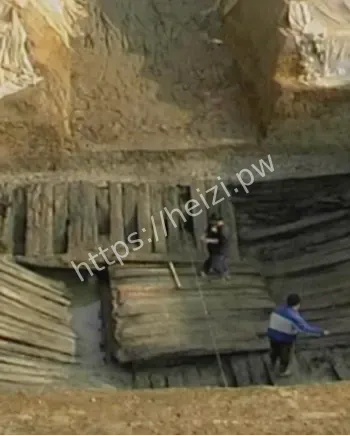 明代银镶绿宝石戒指出土