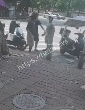 手持菜刀与人对峙