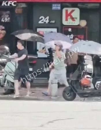 手持菜刀与人对峙