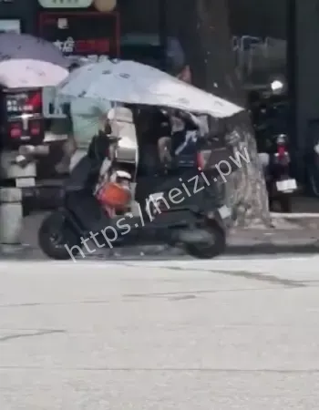 手持菜刀与人对峙