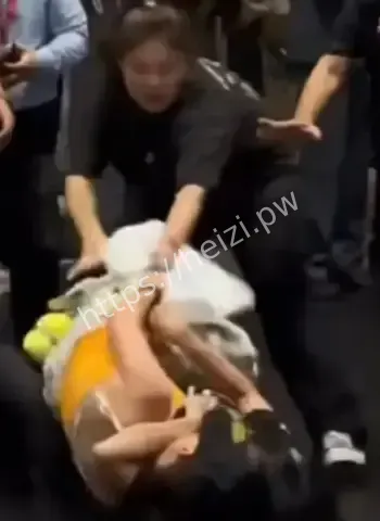 女粉丝遭暴力对待