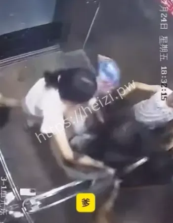 电梯内当场扭打