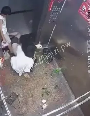 电梯内当场扭打