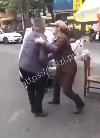 男子挥舞大刀
