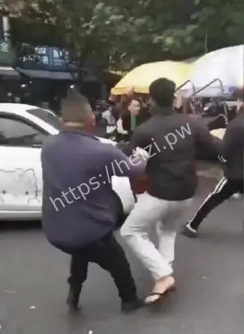 砍人被围观群众围堵