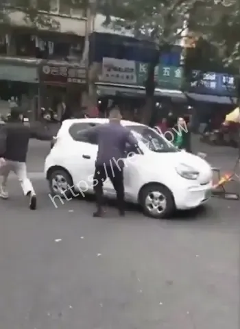 鑫宏东海市场持刀伤人