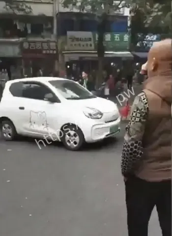 广西鑫宏东海市场持刀伤人