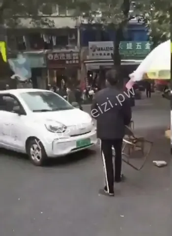 男子挥舞大刀