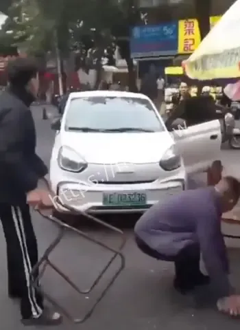 砍人被围观群众围堵