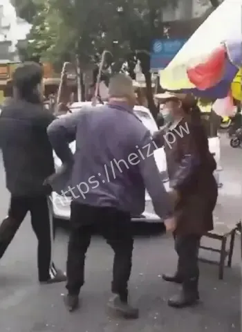 男子挥舞大刀