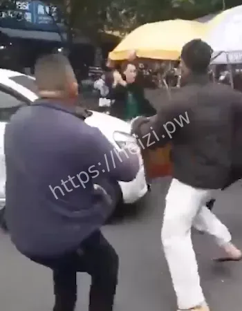 男子持刀