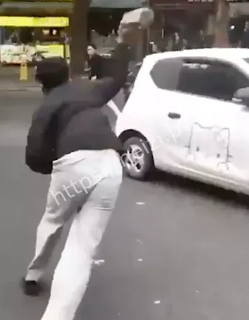 男子持刀