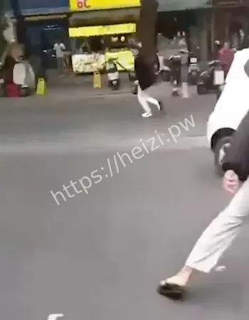 与多人对峙