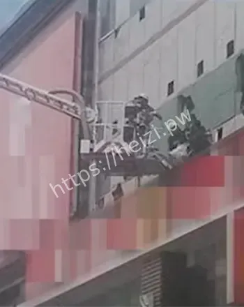 工人换广告布发现女尸