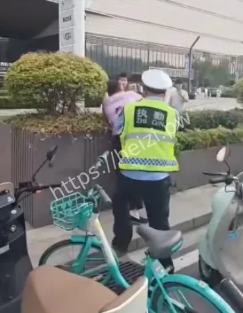 挪车引街头大战