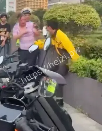 挪车引街头大战