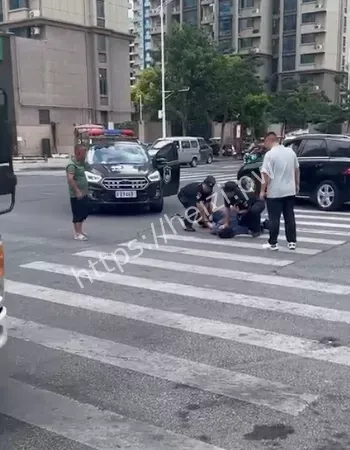 多辆汽车受损