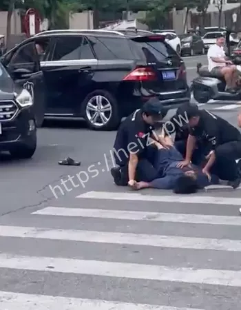 警车也未能幸免