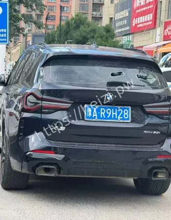 男子无差别砸车事件