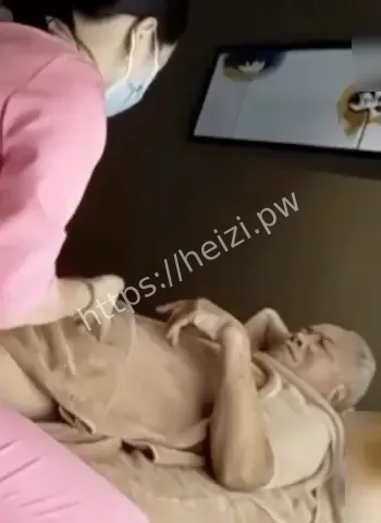 女护工值班直播不雅行为