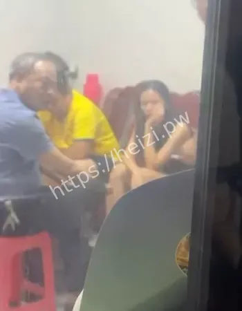 车内约会疑遭发现