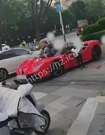 车身留下多处划痕