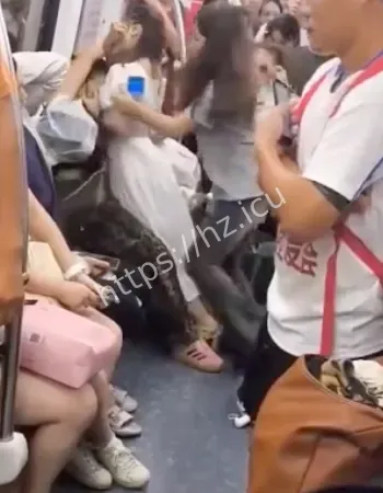 疯狂扯头发