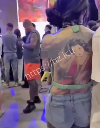 胸前两大片精美图