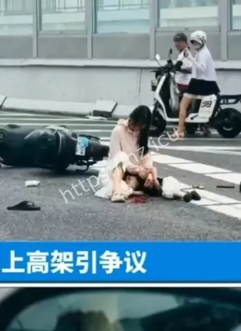 电动车违规上高架侧翻