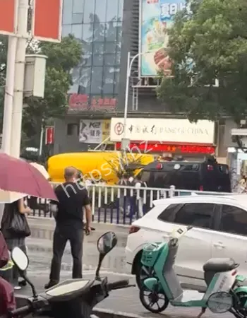男子爬高处