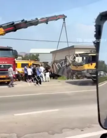和火车抢路被火车撞翻