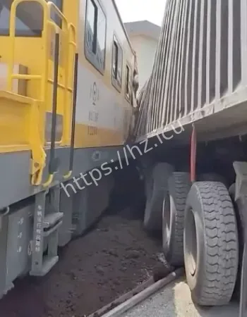 和火车抢路被火车撞翻