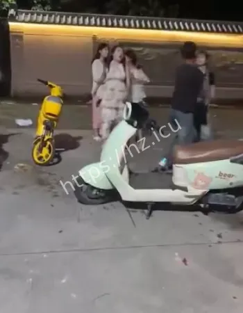 围观群众拍下全过程