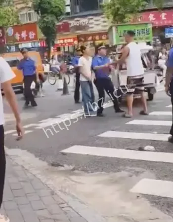 引暴力冲突