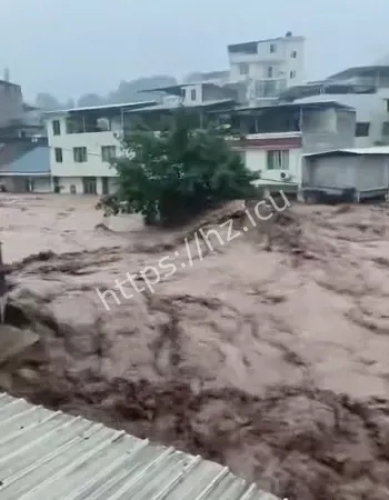强降雨引发山洪