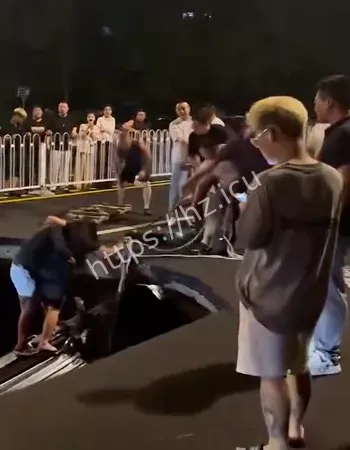 瞬间被黑暗吞噬