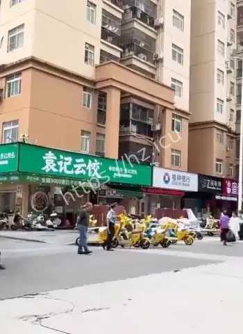 裸体从二楼坠落现场混乱