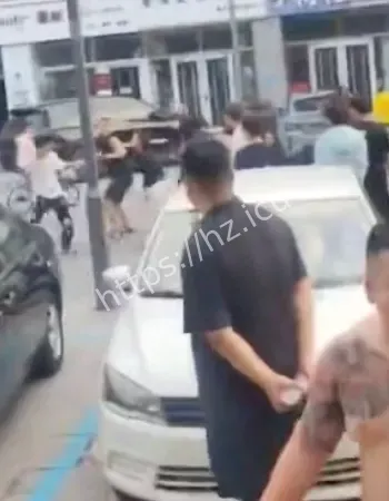 精神小伙持刀砍人