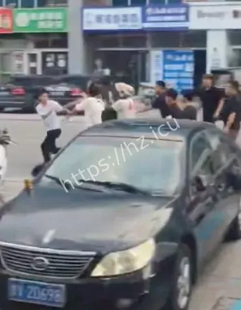 围观群众拍下全过程