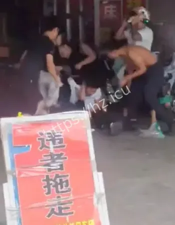 精神小伙持刀砍人