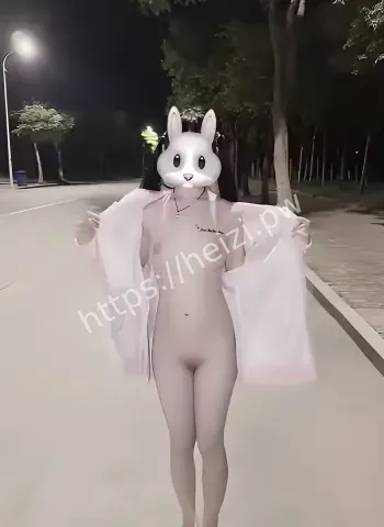 白天公园当众脱光裸舞