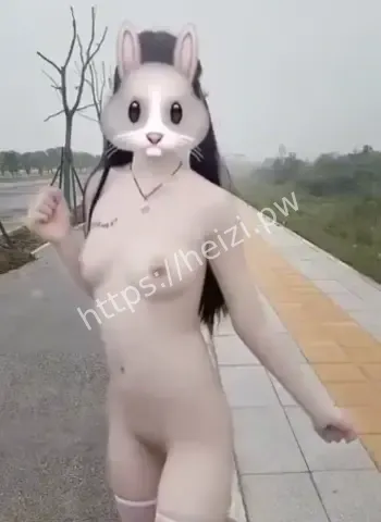 白天公园当众脱光裸舞