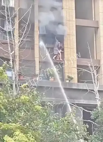 母女窗外求生坠下1死1伤