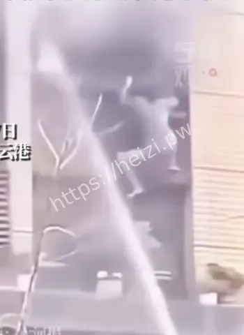 母女窗外求生坠下