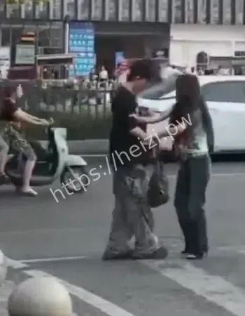 路人围观拍下全过程