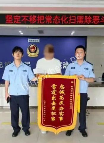 男子寄旧衣服被拦下