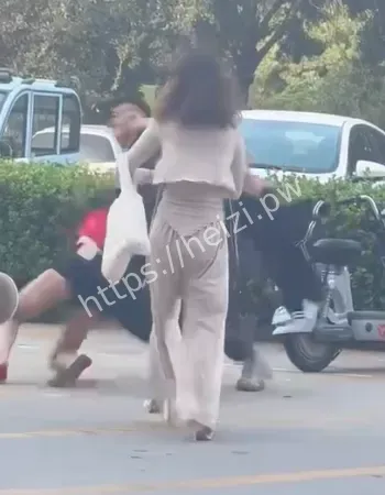 美女街头2V2互殴事件