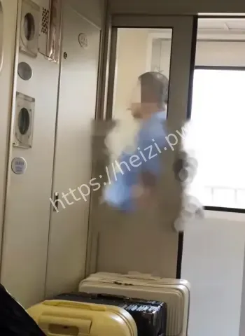 列车员在禁烟标志抽烟